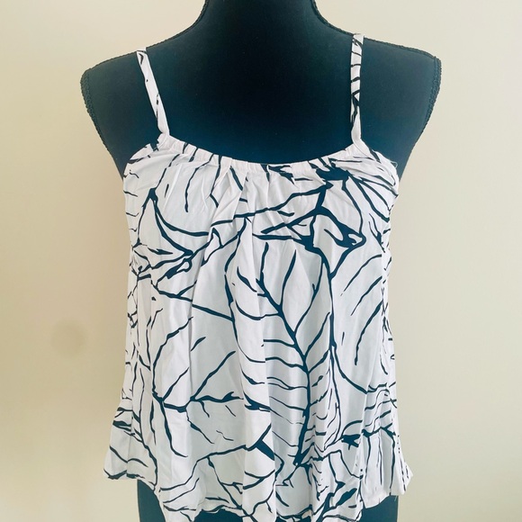 Valija Gitana Tops - Elegant Black and White Leaf Print Camisole